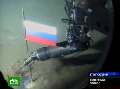 Videograb des russischen Fernsehnachrichtensenders NTV: Ein Roboterarm eines russischen Mini-U-Boots steckt eine Nationalflagge Russlands in den Meeresboden in etwa 4261 Meter Tiefe unterhalb des Nordpols steckt (Archivbild). Mini-U-Boot