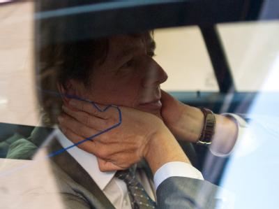 Der Wettermoderator Jörg Kachelmann verlässt in einem Auto das Landgericht in Mannheim. (Archivbild) Kachelmann-Prozess