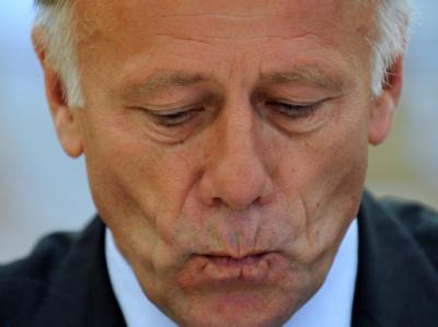 Jürgen Trittin ist in Hannover mit einer Torte beworfen worden. Trittin