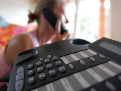 Der Ärger mit teuren Telefon-Warteschleifen könnte schon bald ein Ende haben. Regierung einigt sich bei Telefon-Warteschleifen