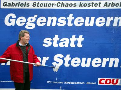 Der damalige niedersächsische CDU-Spitzenkandidat Christian Wulff präsentiert im Dezember 2002 in Hannover seine Landtags-Wahlkampagne. (Archivbild) CDU-Wahlkampagne