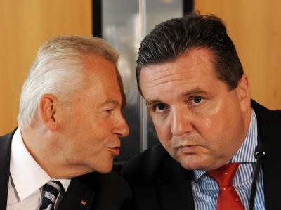 Bahnchef Rüdiger Grube mit Baden-Württembergs Ministerpräsident Stefan Mappus (CDU/r): Trotz der massiven Proteste gibt es nach Ansicht des Bahnchefs kein Zurück beim Projekt Stuttgart 21. Stuttgart 21 - Neue Sprecher