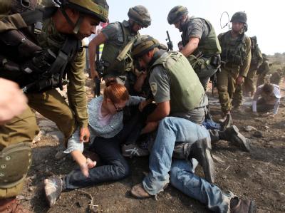 Beit Omar im Westjordanland: Israelische Soldaten tragen eine Demonstrantin fort. Protest gegen israelische Sperrmauer