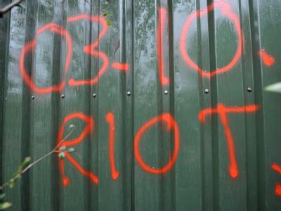 Schmiererei an einem Tor: Das durch die Wiedervereinigung markierte Ende von DDR-Todesstreifen und sozialistischer Planwirtschaft ist offenbar nicht für jeden ein Grund zur Freude. Drohung