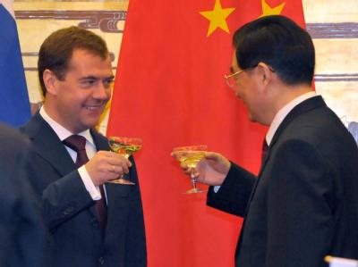 Der russische Präsident Dmitri Medwedew und Chinas Staats- und Parteichef Hu Jintao prosten sich nach Unterzeichnung einer gemeinsamen Erklärung in der Großen Halle des Volkes zu. Hu Jintao empfängt Medwedew
