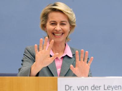 Bundesarbeitsministerin Ursula von der Leyen (CDU) nimmt Stellung zur neuen Hartz-IV-Regelung. Pressekonferenz von der Leyen zu Hartz IV