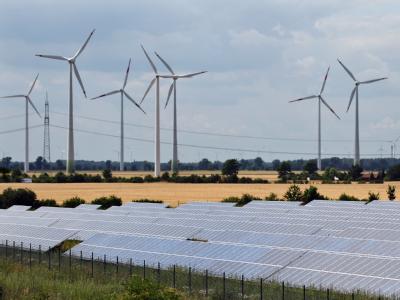 Windräder und Solaranlagen: Statt Strom aus Atommeilern sollen die erneuerbaren Energien ausgebaut werden. Windräder hinter Solaranlagen