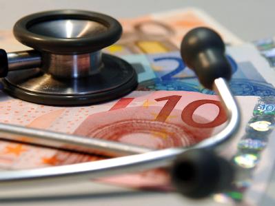 Privat Krankenversicherte müssen nach einem Zeitungsbericht mit deutlich höheren Beiträgen rechnen. Vorkasse beim Arzt