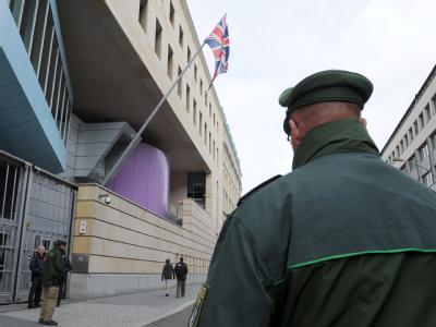 Ein Polizist vor der britischen Botschaft in Berlin (Archivbild) Terrorgefahr