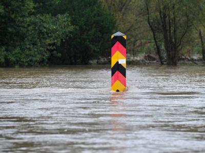 Ein Grenzpfeiler am Ufer der Neiße im südostbrandenburgischen Klein Bademeusel steht im Hochwasser des deutsch-polnischen Grenzflusses. Die Hochwasserlage im Süden Brandenburgs spitzt sich weiter zu. Neiße-Hochwasser
