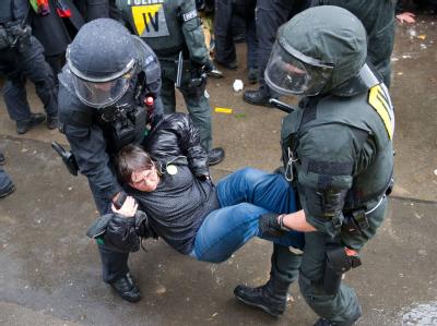 Eine Gegnerin des Bahnprojekts Stuttgart 21 wird von Polizisten weggetragen. Konflikt um Stuttgart 21