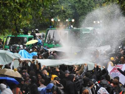 Ein Wasserwerfer spritzt im Schlossgarten in Stuttgart auf Demonstranten. Stuttgart 21 - Proteste