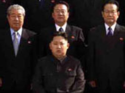 Ein Ausschnitt des von Nordkorea veröffentlichten Fotos mit Kim Jong Un (vorn sitzend), dem jüngsten Sohn von Militärmachthaber Kim Jong Il. Kim Jong Un