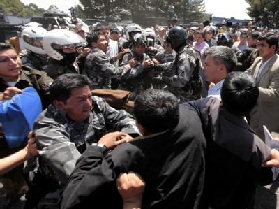 Handgemenge zwischen der Präsidentengarde und meuternden Polizisten in Ecuadors Hauptstadt Quito. Meuterei in Ecuador