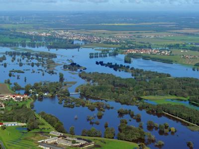 Blick aus einem Flugzeug auf die vom Hochwasser der Schwarzen Elster überflutete Wiesen und Felder unweit dem südbrandenburgischen Herzberg. Hochwasser in Brandenburg