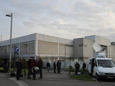Journalisten vor der Mehrzweckhalle der Justizvollzugsanstalt Stammheim. Stuttgart-Stammheim