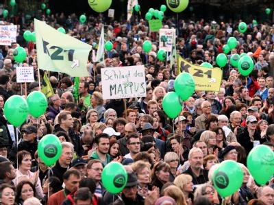 Erneut demonstrieren mindestens 50 000 Menschen in Stuttgart gegen das umstrittene Bauprojekt. Demonstration gegen Stuttgart 21