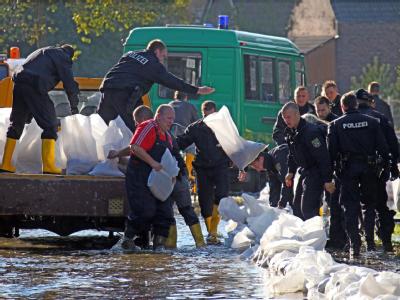 Im Landkreis Wittenberg soll ein Wall aus Sandsäcken das Wasser aufhalten. Hält der Wall?
