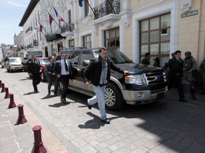 Ecuadors Sraatspräsident Rafael Correa kehrt unter strenger Bewachung in den Regierungspalast in Quito zurück. Staatskrise in Ecuador