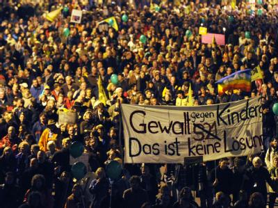 Demonstranten tragen am Freitag während einer Großdemonstration in Stuttgart ein Transparent mit der Aufschrift «Gewalt gegen Kinder. Das ist keine Lösung». Stuttgart 21 - Demonstration
