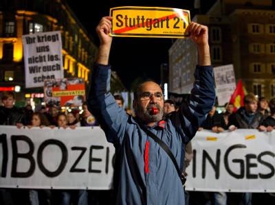 Gegner des Bahnprojekts Stuttgart 21 demonstrieren am Freitagabend in Stuttgart mit einem Protestzug durch die Innenstadt. Stuttgart 21 - Freitagsdemonstration