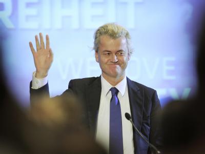 Der niederländische Politiker und Islamkritiker Geert Wilders winkt am Samstag (02.10.2010) in Berlin nach seiner Rede. Wilders spricht in Berlin