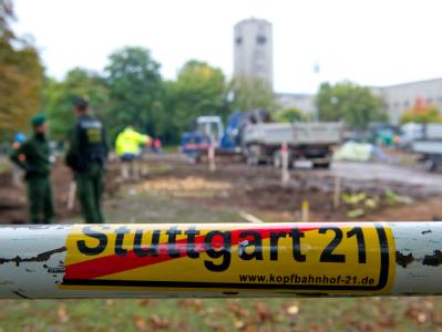 Nach einer friedlichen Demonstrationsnacht im Stuttgarter Schlossgarten sind die Baggerarbeiten wieder aufgenommen worden. Baggerarbeiten in Stuttgart