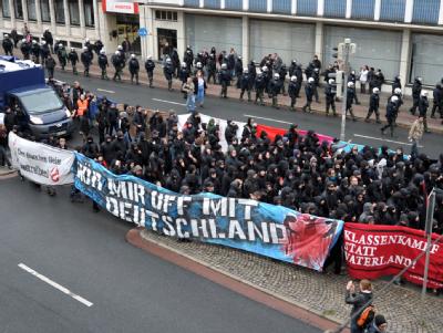 Mehrere hundert Demonstranten, unter ihnen viele Anhänger des «Schwarzen Blocks», gingen am Samstag (02.10.2010) in Bremen von mehreren hundert Polizisten begleitet durch die Innenstadt. Tag der deutschen Einheit - Proteste