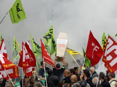 Demonstranten protestieren in Paris gegen Sarkozys Rentenreform. Massenproteste gegen Rentenreform