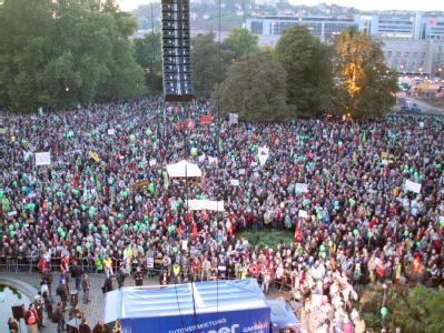 Bei der größten Demonstration gegen das umstrittene Bahnprojekt Stuttgart 21 versammeln sich am 01.10.2010 mehrere zehntausend Gegner mit Transparenten im Schlosspark in Stuttgart. Stuttgart 21 Demonstration