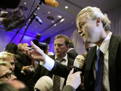 Der niederländische Politiker und Islamgegner Geert Wilders muss sich wegen des Verdachts der Volksverhetzung vor Gericht verantworten. Wilders vor Gericht