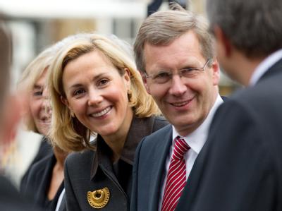 Bundespräsident Christian Wulff (r) und seine Frau Bettina (l) stehen am Sonntag (03.10.2010) vor dem Rathaus in Bremen. Tag der deutschen Einheit