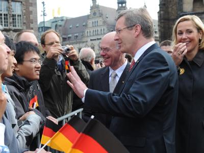 Bundespräsident Christian Wulff (M), seine Frau Bettina und Bundestagspräsident Norbert Lammert sprechen auf dem Bremer Marktplatz mit Besuchern. Tag der deutschen Einheit
