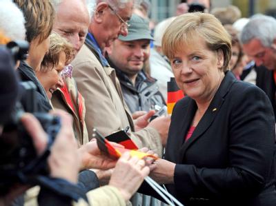 Bundeskanzlerin Merkel gibt im Rahmen der zentralen Feierlichkeiten zum Tag der deutschen Einheit in Bremen Zuschauern am Absperrgitter Autogramme. Tag der deutschen Einheit