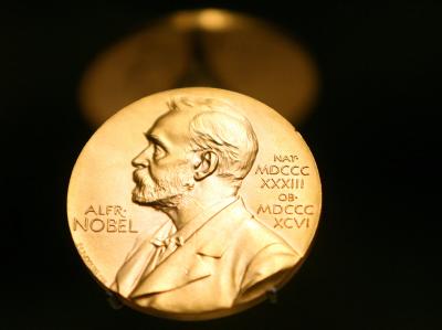 Die Nobelpreis-Medaille zeigt das Bild des Stifters Alfred Nobel. Nobelpreis