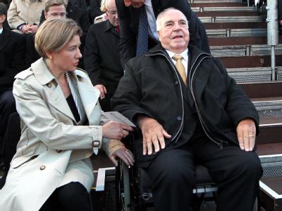 Alt-Bundeskanzler Helmut Kohl und seine Frau Maike Kohl-Richter nehmen vor dem Reichstagsgebäude in Berlin am Festakt zum 20. Jahrestag der Deutschen Einheit teil. Helmut Kohl und Maike Kohl-Richter