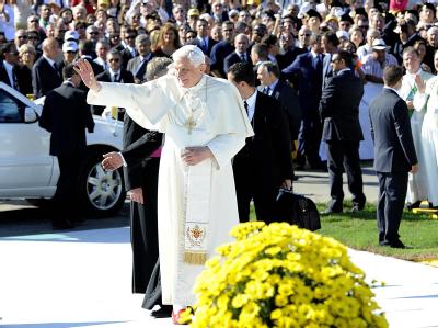Papst Benedikt XVI. winkt in Palermo den Gläubigen zu. Papst-Messe in Palermo