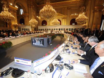 48 Staats- und Regierungschefs aus 46 Staaten Europas und Asiens 8. haben sich beim EU-Asien-Gipfel in Brüssel getroffen. 8. EU-Asien-Gipfel