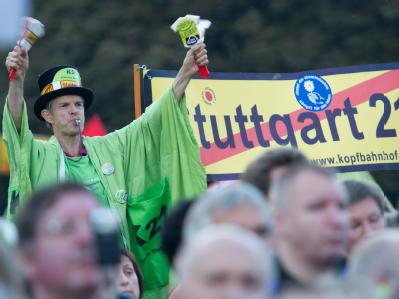 Gegner des Bahnprojekts Stuttgart 21 protestieren im Schlossgarten. Montagsdemonstration gegen Stuttgart 21
