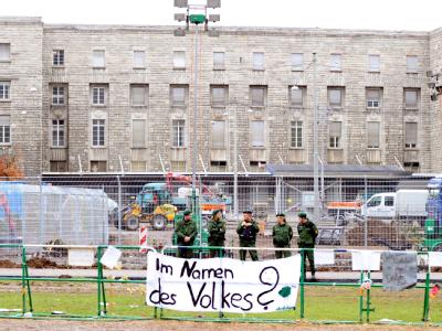 Der abgesicherte Südflügel des Bahnhofs soll vorerst noch nicht abgerissen werden. Stuttgart 21 - Bahnhof Südflügel