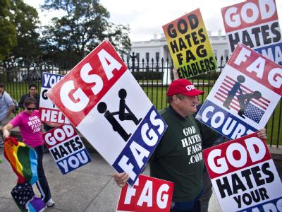 Mitglieder einer konservativen Kirchengemeinde protestieren vorm Weißen Haus in Washington gegen homosexuelle Soldaten. Protest gegen homosexuelle Soldaten
