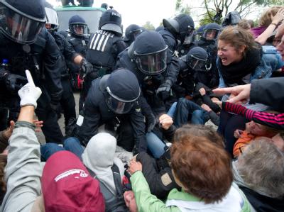 Polizeikräfte gehen in Stuttgart im Schlossgarten gegen Gegner des Bahnprojekts Stuttgart 21 vor. (Archivbild) Mappus bedauert Verletzte bei Demonstration
