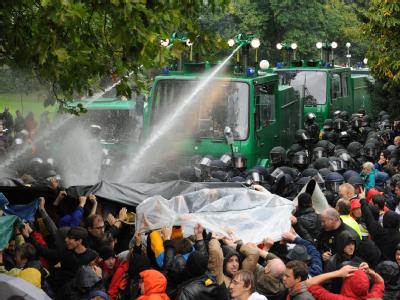 Wasserwerfer-Einsatz gegen Gegner des Bahnprojekts Stuttgart 21 im Schlossgarten in Stuttgart (Archivfoto vom 30.09.2010). Wasserwerfer-Einsatz