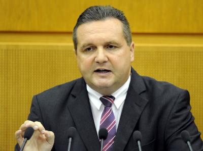Baden-Württembergs Regierungschef Stefan Mappus (CDU) bei seiner Regierungserklärung am Mittwoch im Stuttgarter Landtag Stefan Mappus