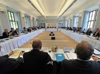 Die Verkehrsminister von Bund und Ländern am Mittwoch während ihrer Herbsttagung auf Schloss Ettersburg bei Weimar. Verkehrsministerkonferenz