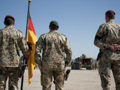 Bundeswehrsoldaten nehmen am 4.4.2010 im Feldlager des Wiederaufbauteams Kundus an einer Trauerfeier für drei gefallene Kameraden teil. Trauerfeier in Kundus