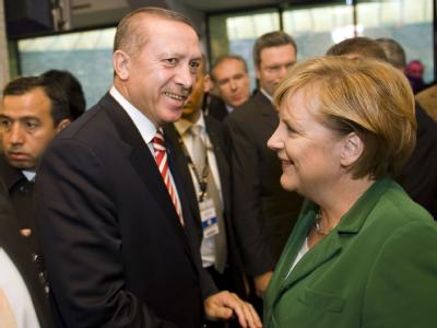 Erstes Treffen beim EM-Qualifikationsspiel: Bundeskanzlerin Merkel und der türkische Ministerpräsident Erdogan vor dem Anpfiff. Merkel und Erdogan