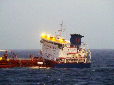 Das havarierte Tanker hat 6000 Tonnen Pyrolysebenzin geladen - ein Raffinerieprodukt, das oft Benzin beigemischt wird. Treibstoff-Tanker im Ärmelkanal havariert