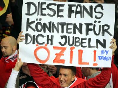 Türkische Fans halten ein Plakat mit der Aufschrift: EM-Qualifikation