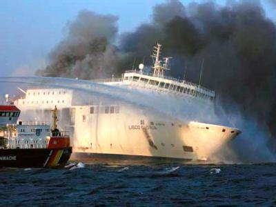 Löschboote kämpfen immer noch gegen die Flammen an. Fährunglück - Brennende Ostsee-Fähre «Lisco Gloria» vor Langeland